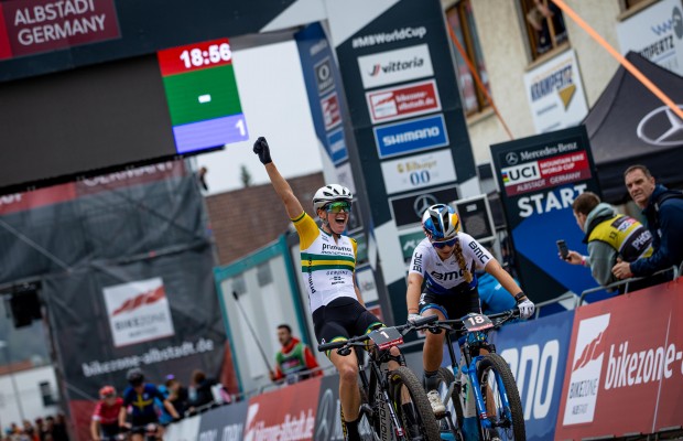 Rebecca McConnell segue imbatível e vence o Short Track de Albstadt