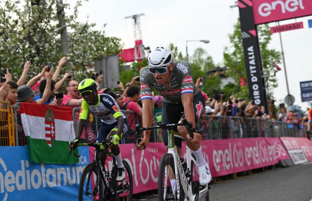 Talento de Van der Poel vence primeira etapa do Giro e veste a camisa rosa
