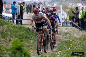 Samuel Gaze renasce das cinzas e vence o Short Track de Albstadt