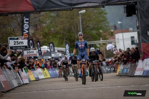 Samuel Gaze renasce das cinzas e vence o Short Track de Albstadt