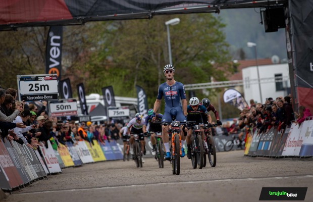 Samuel Gaze renasce das cinzas e vence o Short Track de Albstadt