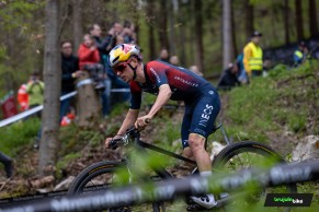 Samuel Gaze renace de sus cenizas y gana el Short Track de Albstadt