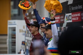 Samuel Gaze renace de sus cenizas y gana el Short Track de Albstadt