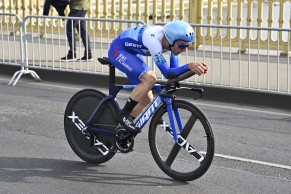 Simon Yates vence o contrarrelógio do Giro e Mathieu Van der Poel segue de rosa