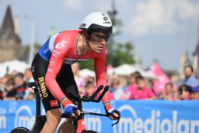 Simon Yates vence o contrarrelógio do Giro e Mathieu Van der Poel segue de rosa