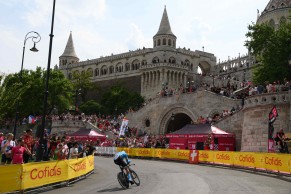 Simon Yates vence o contrarrelógio do Giro e Mathieu Van der Poel segue de rosa