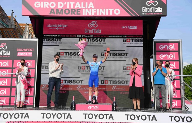 Simon Yates vence o contrarrelógio do Giro e Mathieu Van der Poel segue de rosa