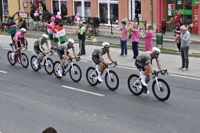 Mark Cavendish vence a primeira etapa para sprinters do Giro. Van der Poel mantém o rosa.