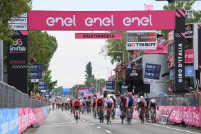 Mark Cavendish vence a primeira etapa para sprinters do Giro. Van der Poel mantém o rosa.