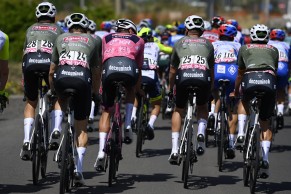 Juanpe López se veste de rosa no topo do Etna