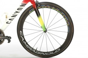 Así luce la Canyon Ultimate CF SLX de Valverde con los colores de Campeón del Mundo