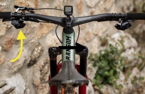 Nino Shurter prueba la nueva tija prototipo Rock Shox sin cables