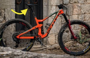 Nino Shurter prueba la nueva tija prototipo Rock Shox sin cables