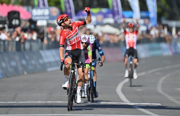 A inteligência de De Gendt vence a força de Van der Poel no Giro