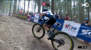 Espetáculo de Bec McConnel para vencer a Copa do Mundo XCO Nove Mesto