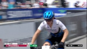 Espetáculo de Bec McConnel para vencer a Copa do Mundo XCO Nove Mesto