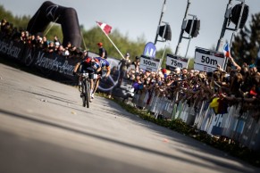 Pidcock beats Dascalu in Nove Mesto with a breathtaking sprint