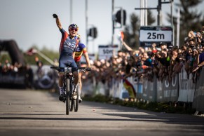 Pidcock beats Dascalu in Nove Mesto with a breathtaking sprint
