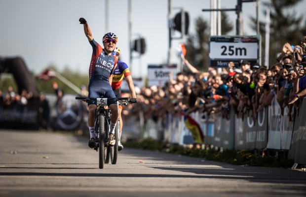Pidcock beats Dascalu in Nove Mesto with a breathtaking sprint