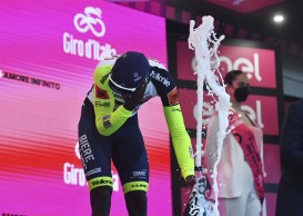 Girmay se retira del Giro, el champán le dejó fuera de juego