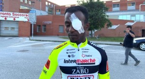 Girmay se retira del Giro, el champán le dejó fuera de juego