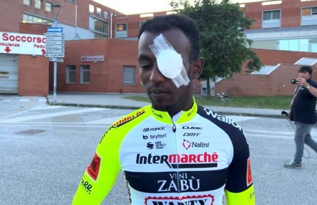 Girmay se retira do Giro, o champanhe o deixou fora do jogo