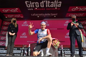 Arnaud Démare se lleva la etapa 13 del Giro, Juanpe mantiene el rosa