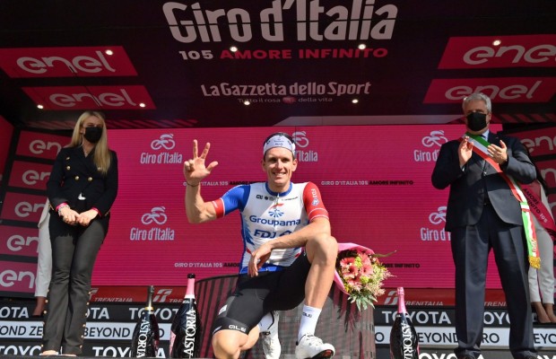 Arnaud Démare se lleva la etapa 13 del Giro, Juanpe mantiene el rosa