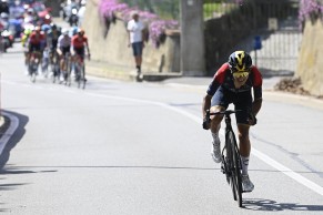 Simon Yates gana la etapa 14 y Carapaz se viste de rosa