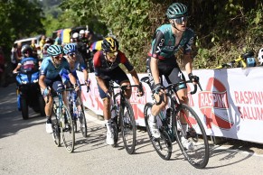 Simon Yates gana la etapa 14 y Carapaz se viste de rosa