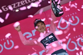 Simon Yates gana la etapa 14 y Carapaz se viste de rosa