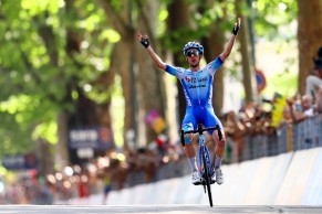 Simon Yates gana la etapa 14 y Carapaz se viste de rosa