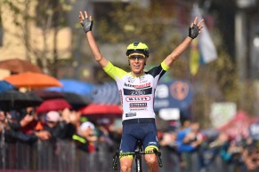 Hirt prolonga el idilio de Intermarché con el Giro. Almeida resiste.