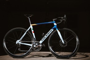 Pogacar se deja ver con un nuevo prototipo de Colnago