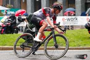 Pogacar se deja ver con un nuevo prototipo de Colnago