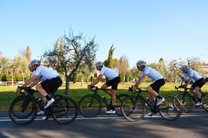 La UCI intenta solucionar el problema con los equipos rusos