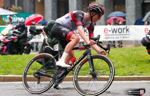 Pogacar é visto com um novo protótipo Colnago