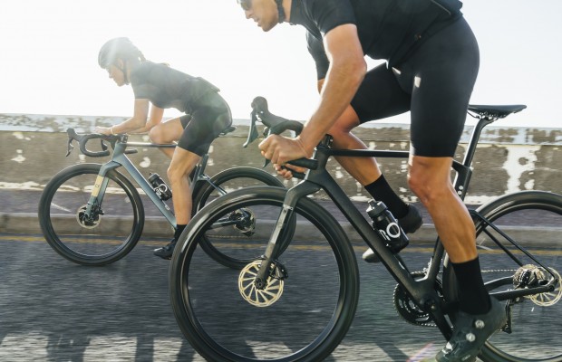 Nova Rondo RATT CF com geometria ajustável: estrada e gravel na mesma bicicleta