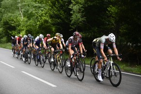 Jay Hindey dá a volta no Giro d'Italia em 3 quilômetros