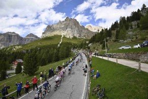 Jay Hindey dá a volta no Giro d'Italia em 3 quilômetros