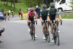 Jay Hindey dá a volta no Giro d'Italia em 3 quilômetros