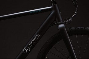 Esta nova eBike da Mercedes tem motor duplo, tração total e tela integrada no guidão