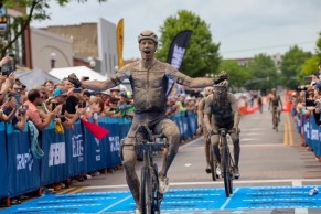 Ivar Slik gana la Unbound Gravel 200 en un sprint a cuatro