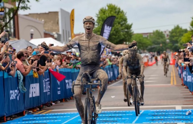 Ivar Slik vence o Unbound Gravel 200 em um sprint a quatro