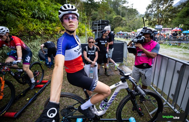 Loana Lecomte está competindo com um protótipo Canyon Lux 2023?