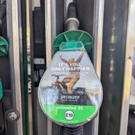 Specialized aprovecha la subida de precios para anunciarse en las gasolineras