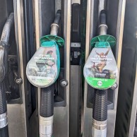 Specialized aprovecha la subida de precios para anunciarse en las gasolineras