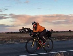Jenny Graham da la vuelta al mundo en bici en 124 días y consigue el récord del mundo