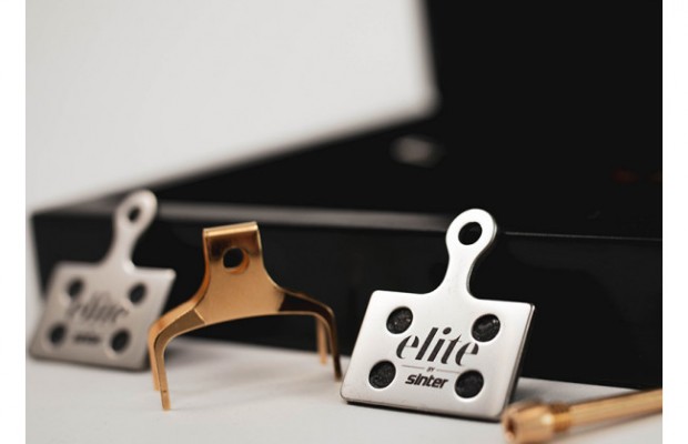 Pastilhas de freio com ouro 24 quilates, a Sinter Elite esbanja exclusividade