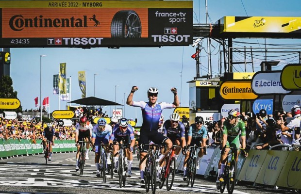 Jakobsen marca o primeiro sprint do Tour de France 2022